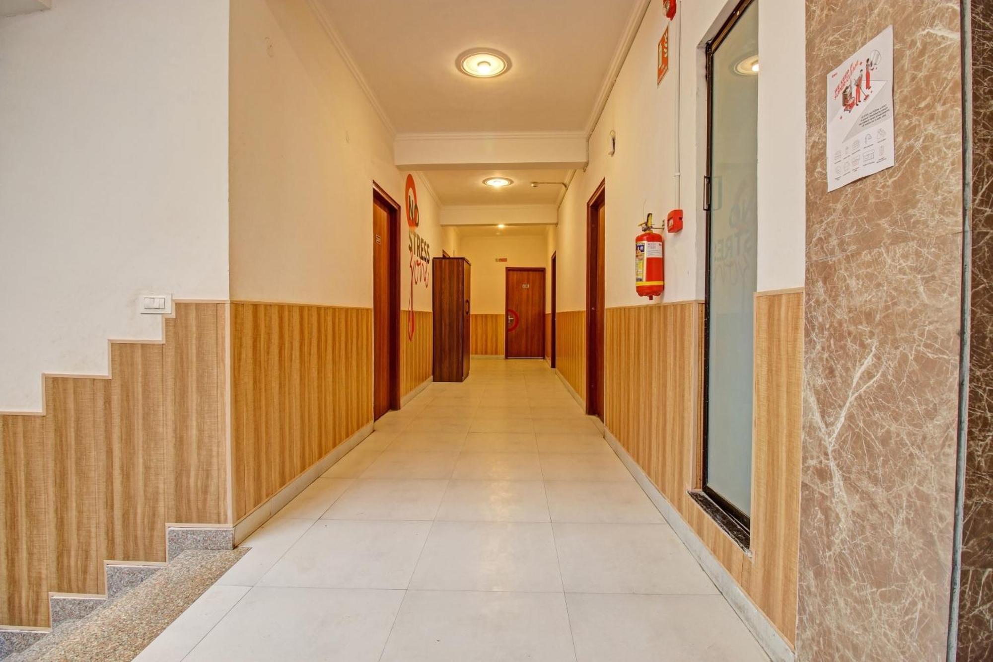 Отель Super Townhouse Kachnar House Vikas Nagar Hasanganj Экстерьер фото