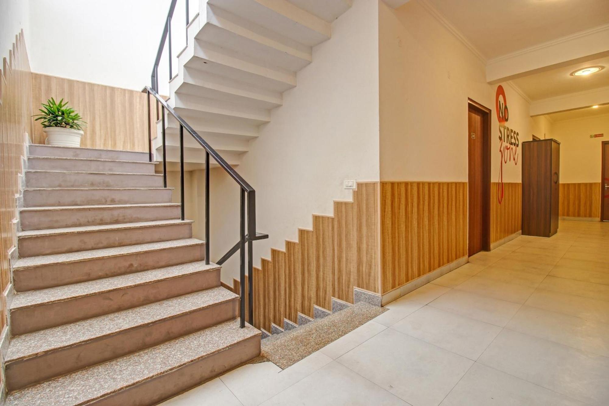 Отель Super Townhouse Kachnar House Vikas Nagar Hasanganj Экстерьер фото