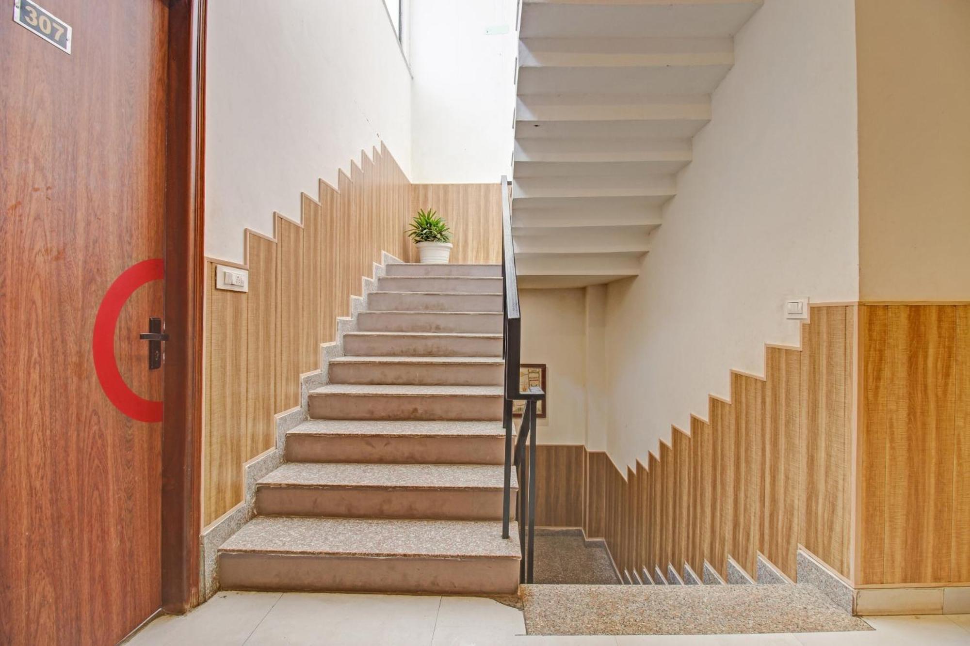 Отель Super Townhouse Kachnar House Vikas Nagar Hasanganj Экстерьер фото
